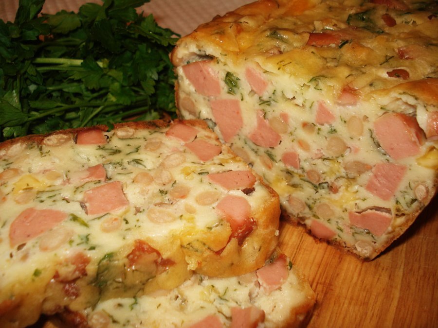 Пирог с колбасой и сыром