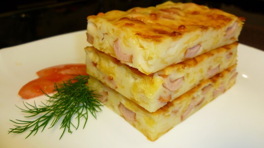 Пирог с сосисками и сыром