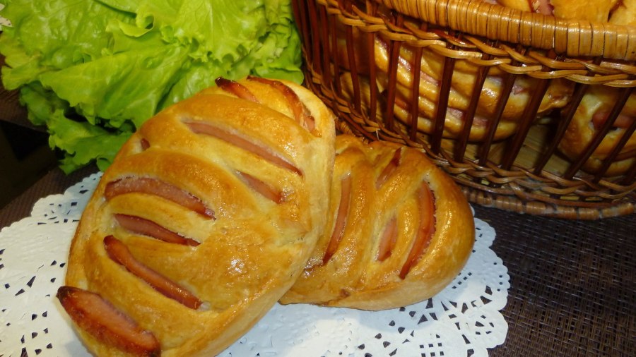 Пирог с колбасой и сыром