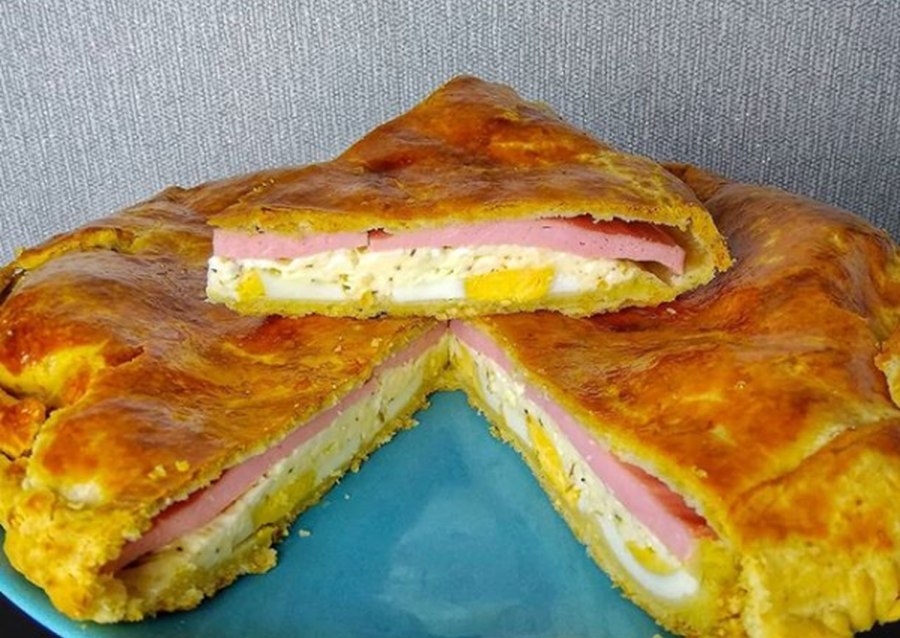 Пирог с сыром и сосисками на завтрак