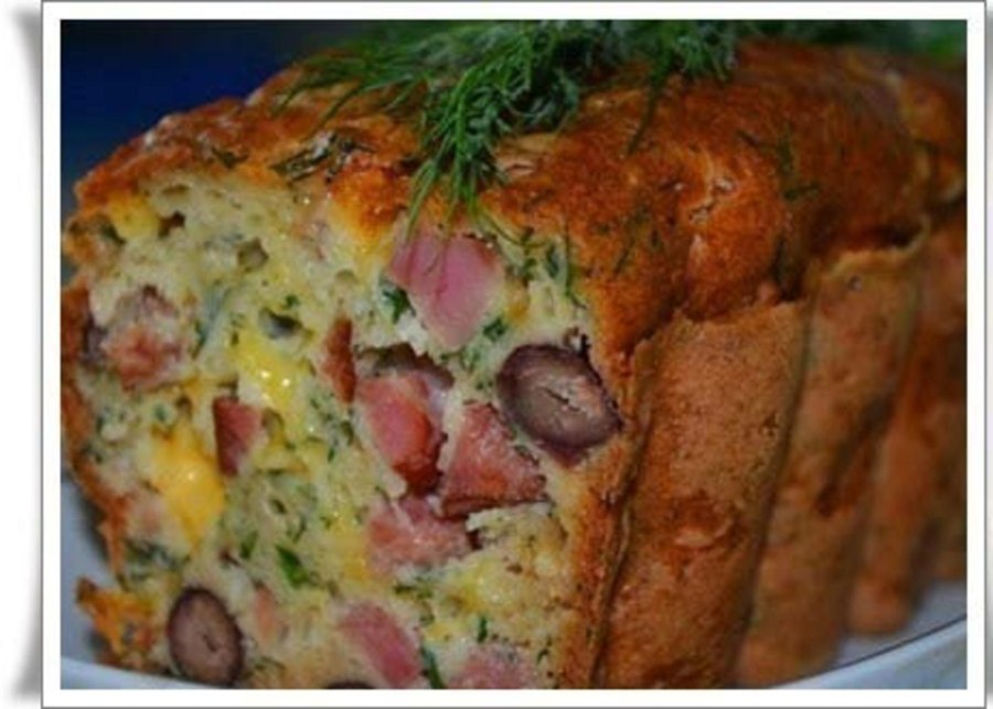 Пирог с колбасой и сыром