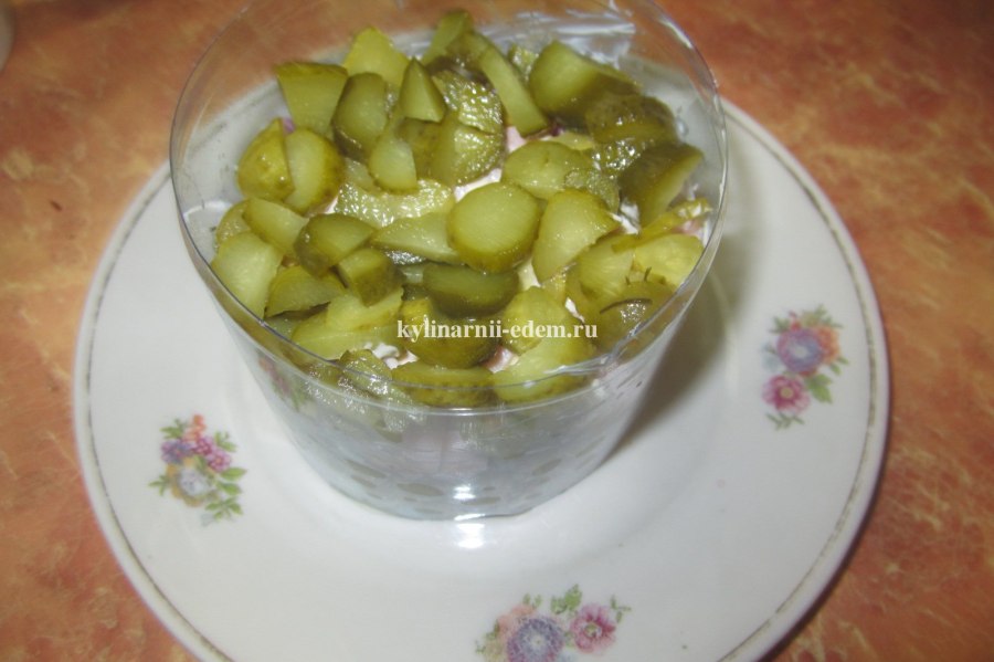 Слоеный салат с курицей и помидорами