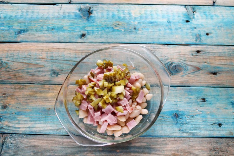 Салат с кедровыми орешками и курицей