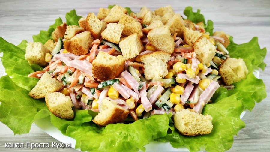 Салат с кириешками и копченой курицей