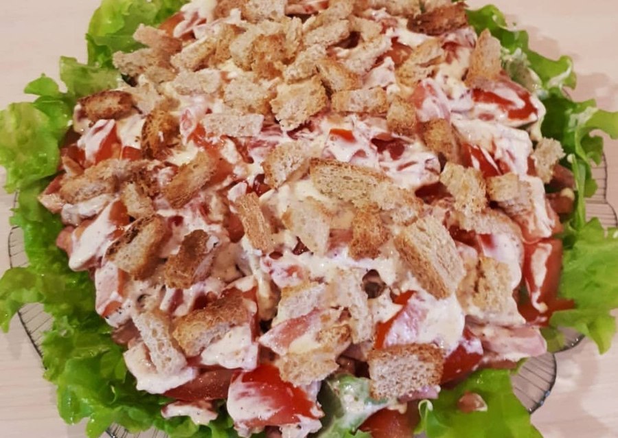 Салат слоями с сухариками