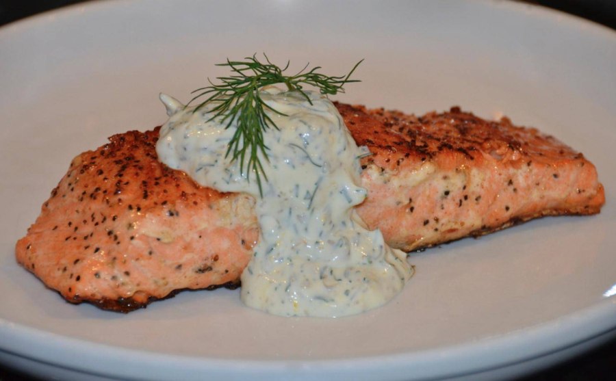 Лосось с соусом тартар
