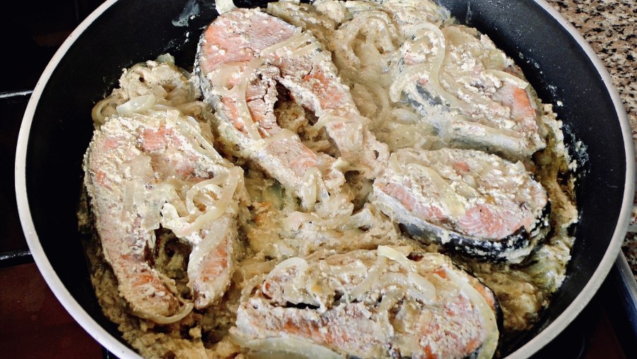 Лосось в сметанном соусе