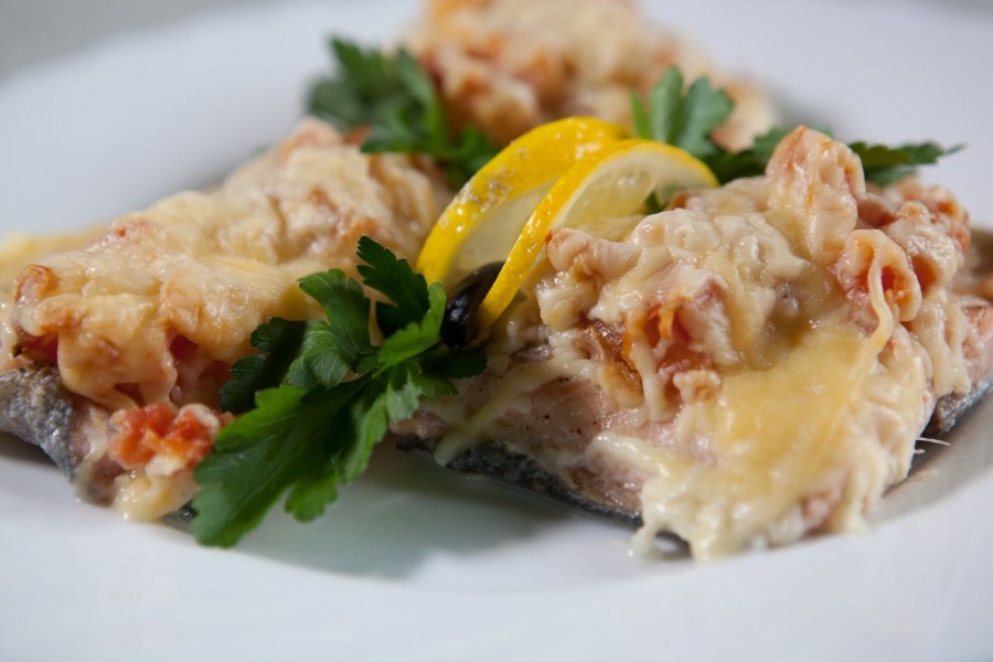 Скумбрия фаршированная овощами запеченная