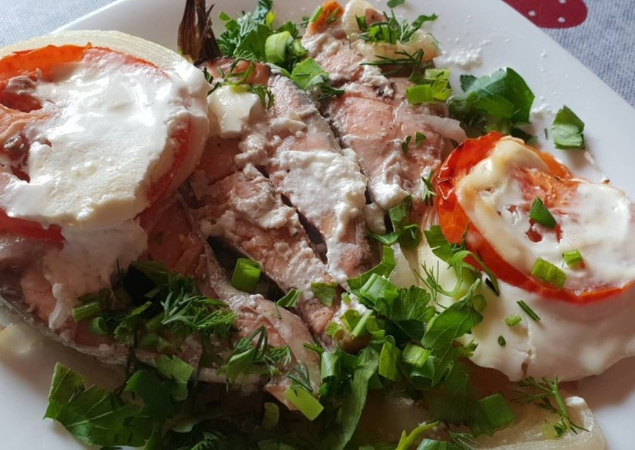 Горбуша в духовке сочная со сметаной