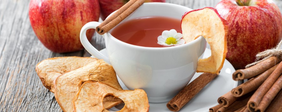 Чай с яблоком и корицей