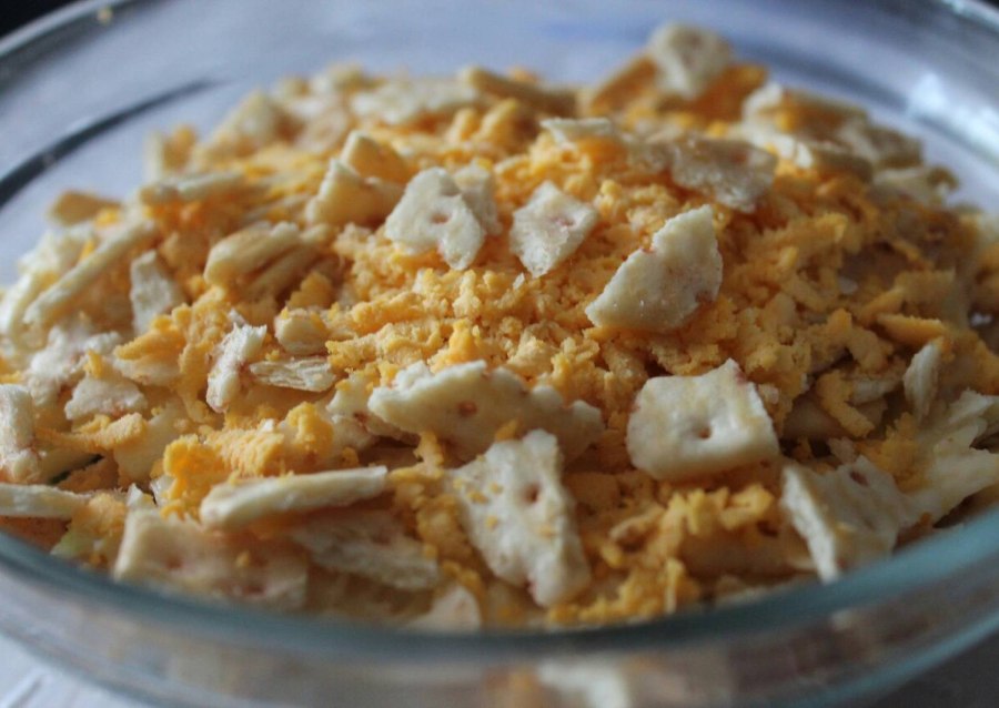 Салат с крекером рыбки