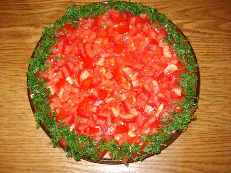 Салат с крекером и помидорами