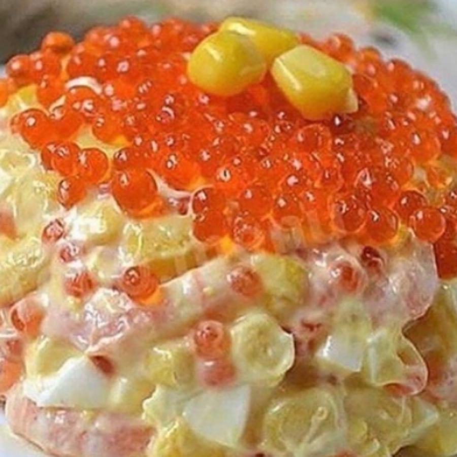 Салат с крекерами и рыбными консервами