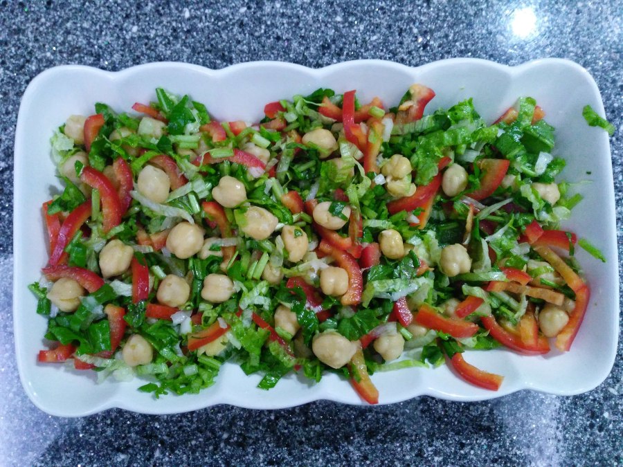 Салат с рукколой и креветками помидоры черри