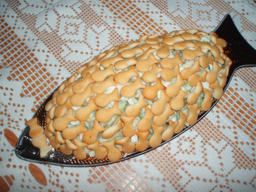 Салат с крекером рыбки