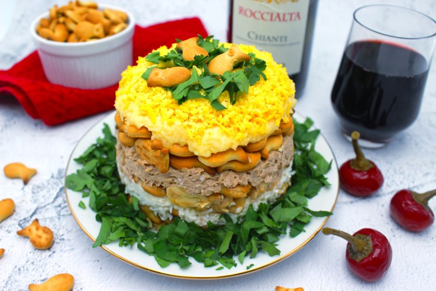 Салат с крекером рыбки