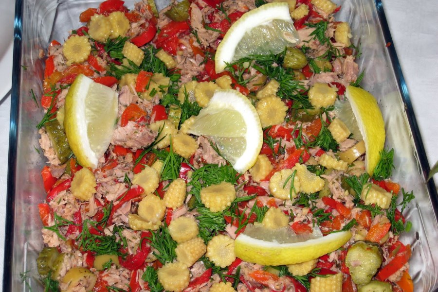 Салат флагман с красной рыбой и помидорами