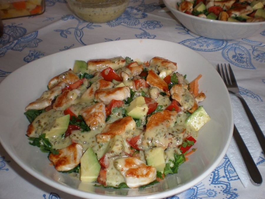 Салат с крабовыми палочками и помидорами и огурцами