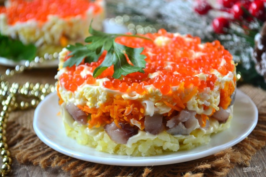 Необычный салат с консервной рыбой