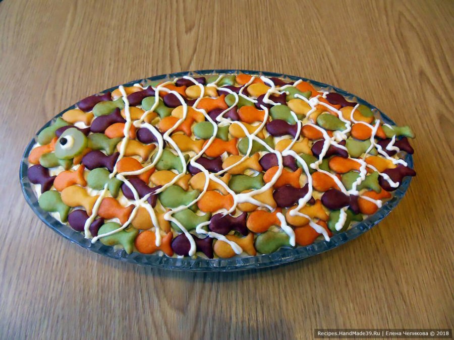 Салат с рыбками крекером помидором и сыром