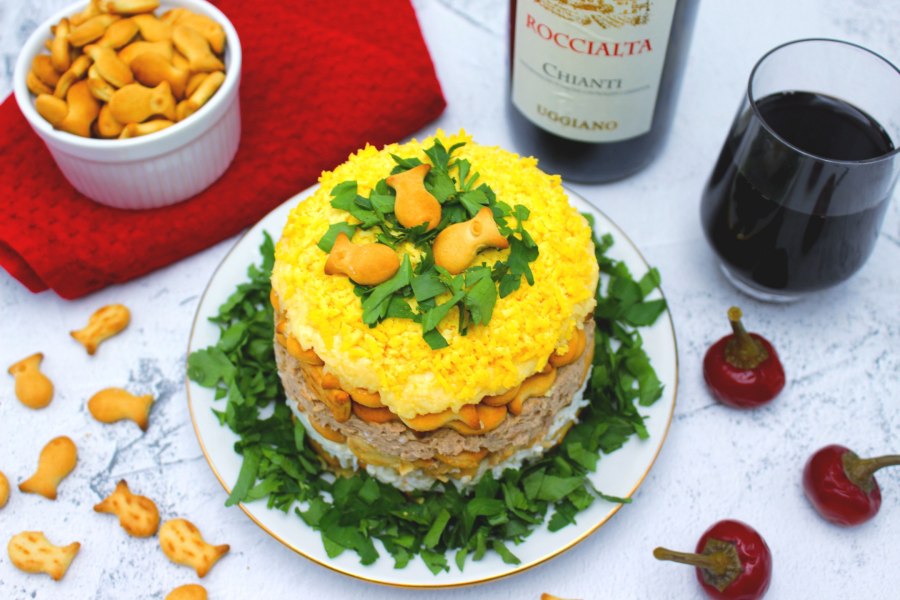 Салат из крекера с красной рыбой