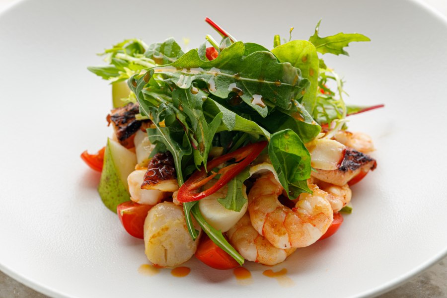 Салат красное море с крабовыми палочками и помидорами