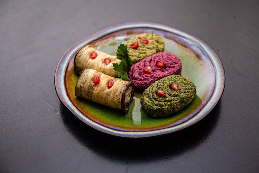 Пхали из листьев свеклы