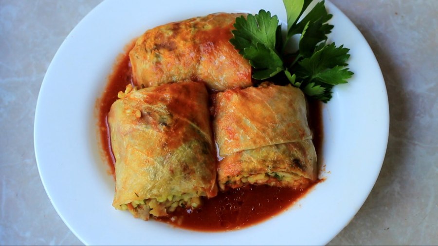 Голубцы на тарелке