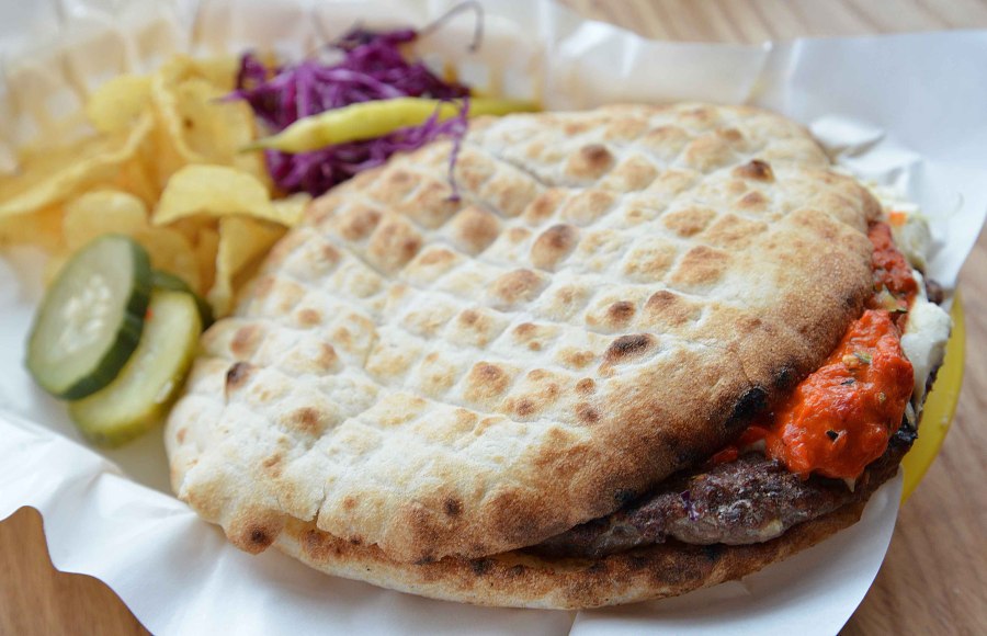 Сербский бифштекс плескавица