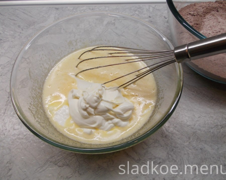 Вареники с чесночный соусом