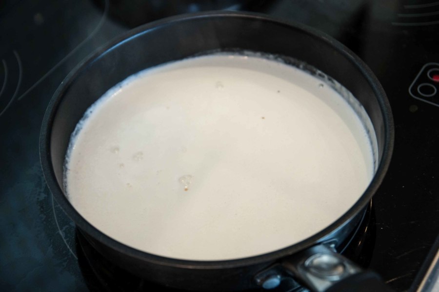 Яйца взбить со сметаной