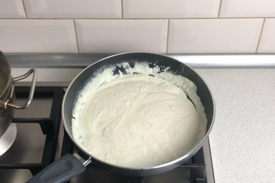 Сливки на сковороде