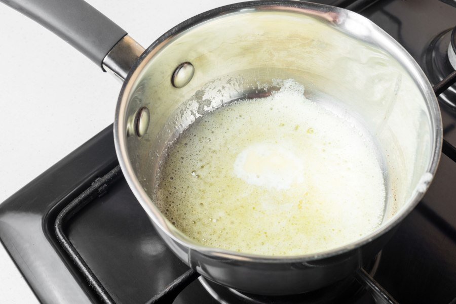 Сливочное масло в кастрюле + мука