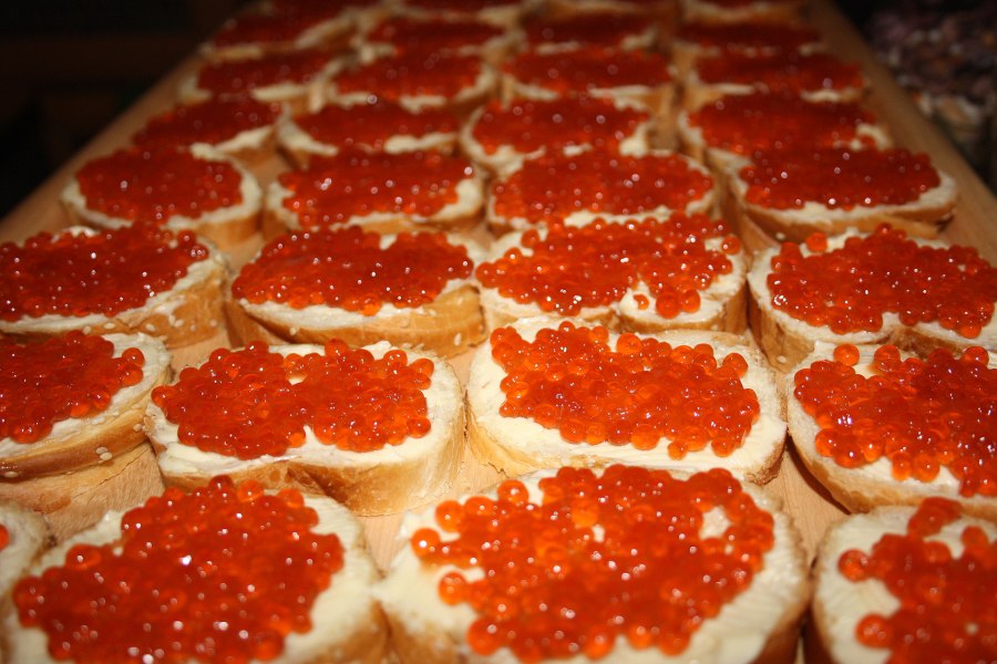 Бутерброды с черной икрой