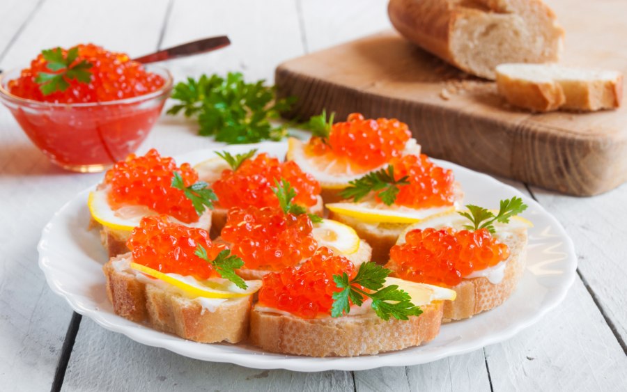 Бутерброд с маслом и икрой