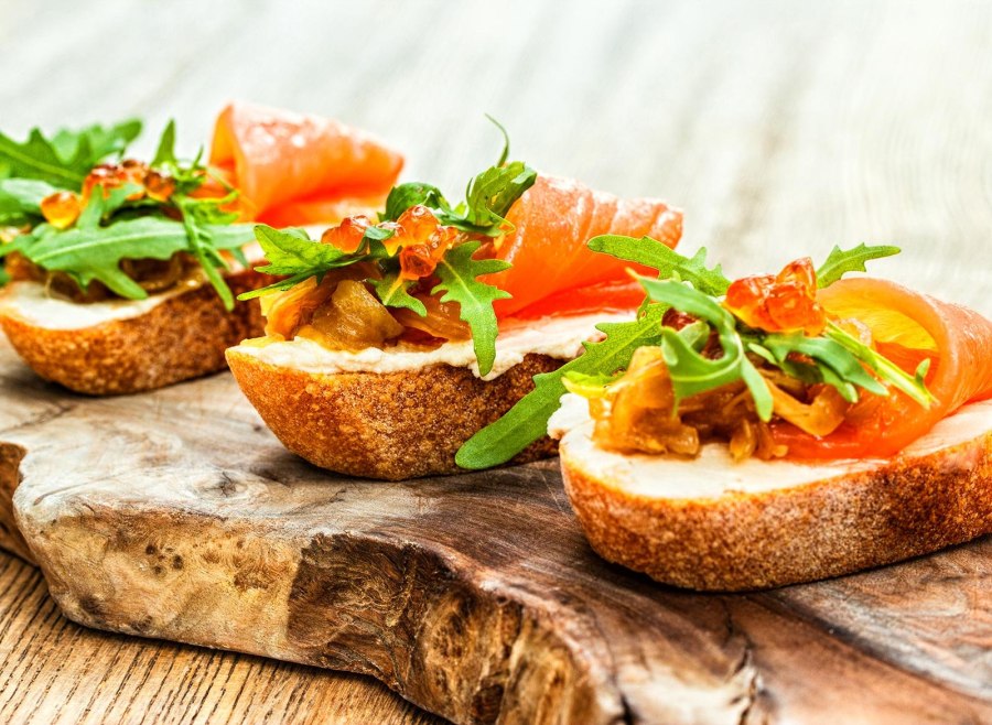 Бутерброды с икрой сверху