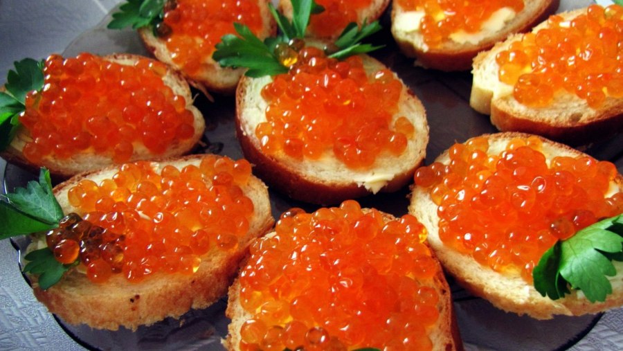 Бутерброды с красной икрой на черном хлебе