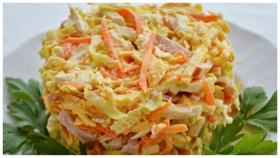 Салат с омлетными блинчиками и курицей