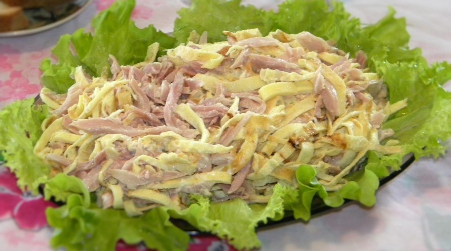 Салат с омлетными блинчиками и колбасой