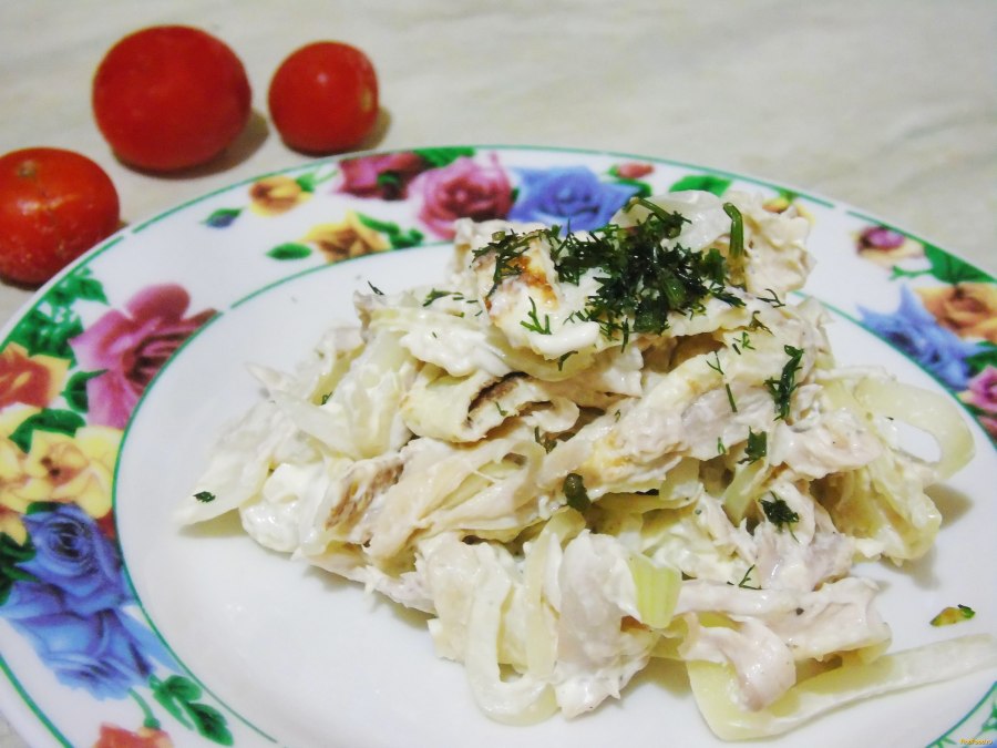 Салат с омлетом и курицей