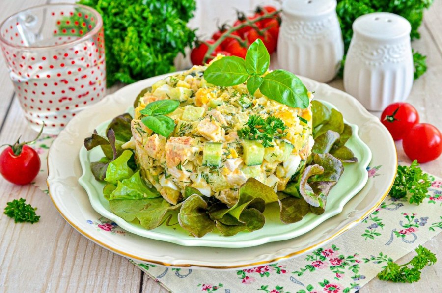 Салат с яичными блинчиками и курицей