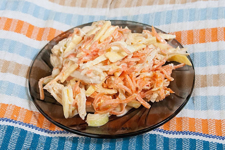 Салат с омлетными блинчиками и курицей