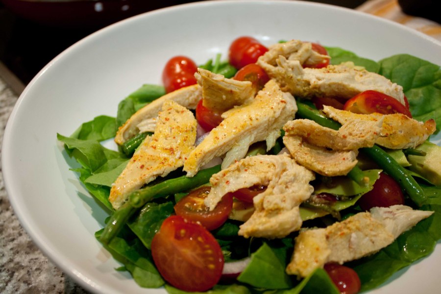 Весенний салат с куриной грудкой