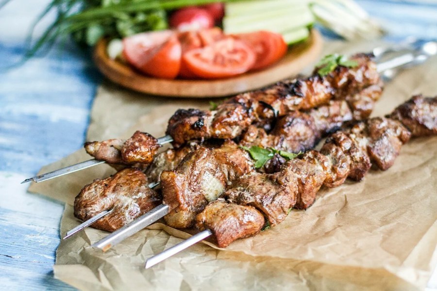 Шашлык из белой рыбы в томатном соусе