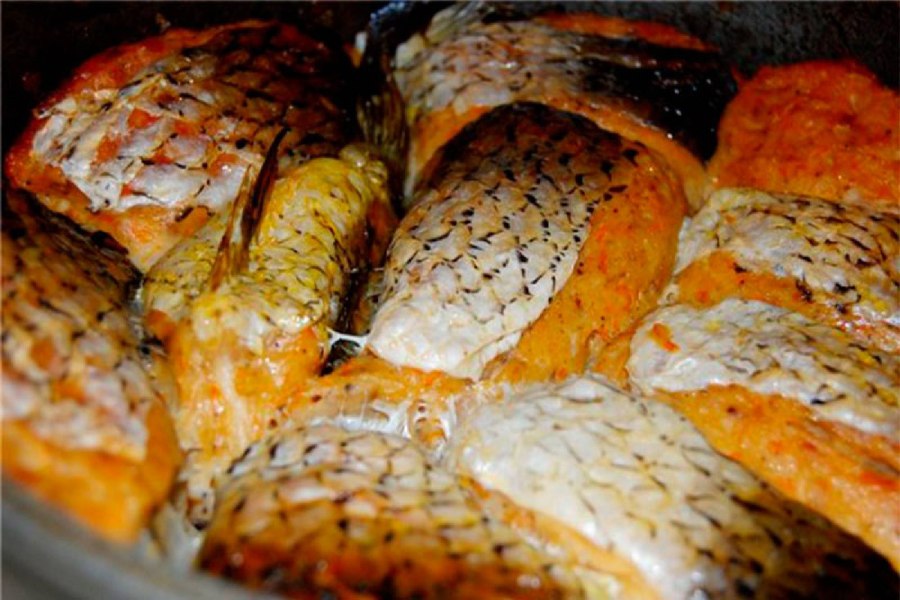 Гефилте Фиш на столе с едой