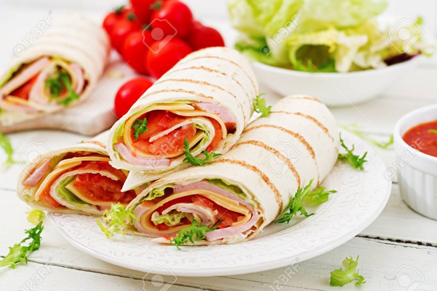 Тортилья с сыром и ветчиной ветчиной