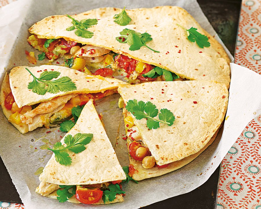 Кесадилья с курицей и помидорами
