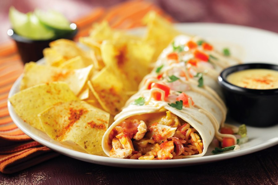 Тортилья с ветчиной и сыром и помидором