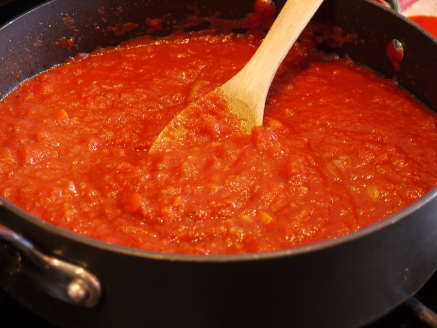 Спагетти с луком и томатной пастой