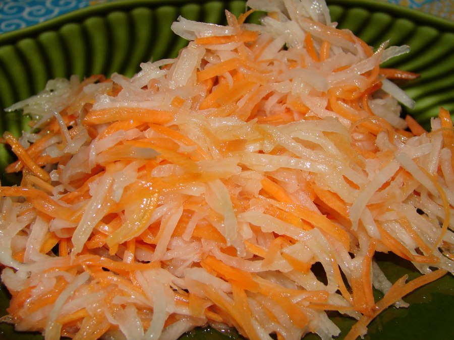 Слоеный салат с редькой